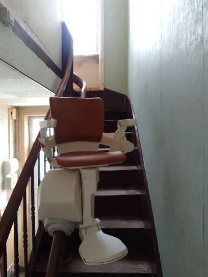 Image de Expert monte escalier Côtes d'Armor, Saint-Brieuc, Brest | Spécialiste des ascenseurs privatifs, montes personne, PVE | AMEO